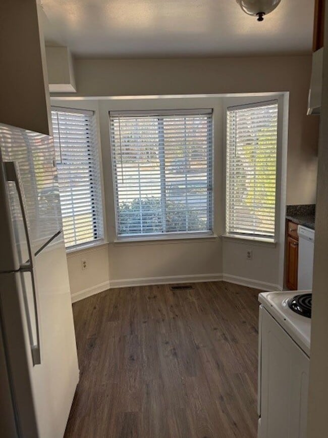 Building Photo - Large End Unit Townhome near Downtown Annapolis and Navy Stadium!