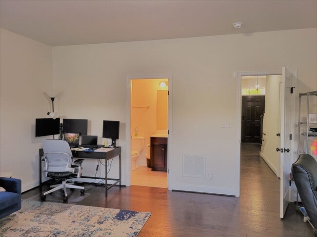 Building Photo - Stunning 4 bedroom 3.5 bath townhome locat...