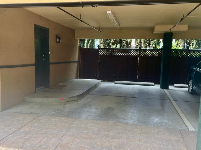 Building Photo - 808 Lenzen Ave