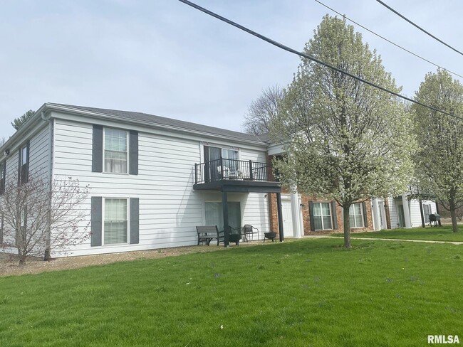 Building Photo - 5031 N Lakeside Pl