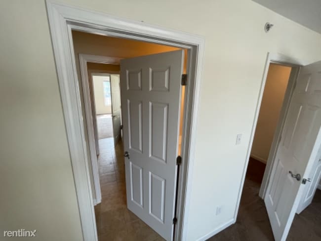 Building Photo - 2 br, 1.5 bath Townhome - 1003 Barrett St