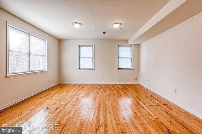 Foto del edificio - 2400 W Thompson St