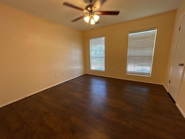 Building Photo - 9010 Vogue Ln