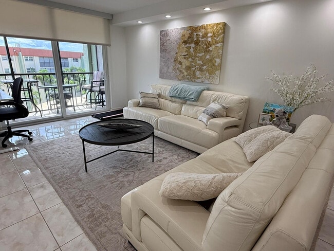 Foto del edificio - 5300 NE 24th Terrace