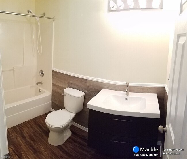 Building Photo - 4 br, 2 bath Townhome - 150 E Willow Ct