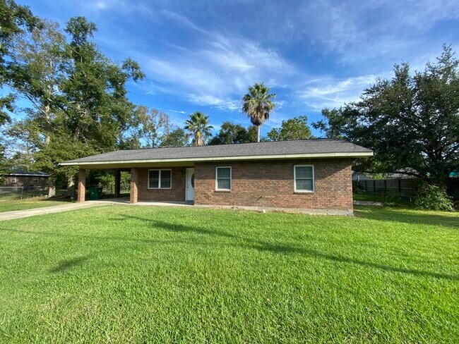 Building Photo - Beautiful 3/1.5 House in Waveland, MS