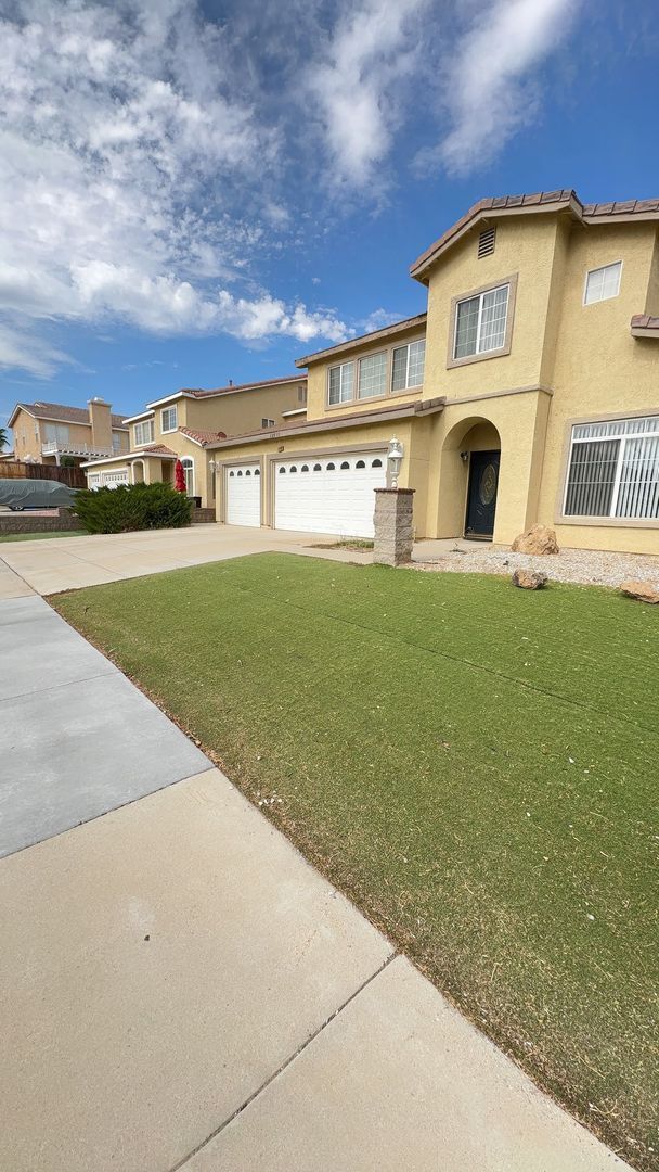Foto del edificio - LARGE HOME WITH POOL! LOCATED CLOSE TO HWY...