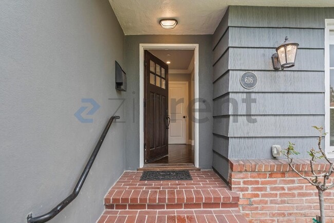 Building Photo - 616 Maple St