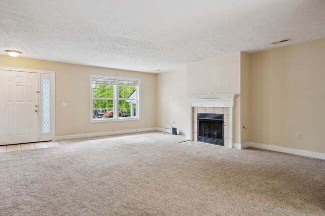 Building Photo - 3 bed/ 2 1/2 Bath.  Pet Friendly. Off Stre...