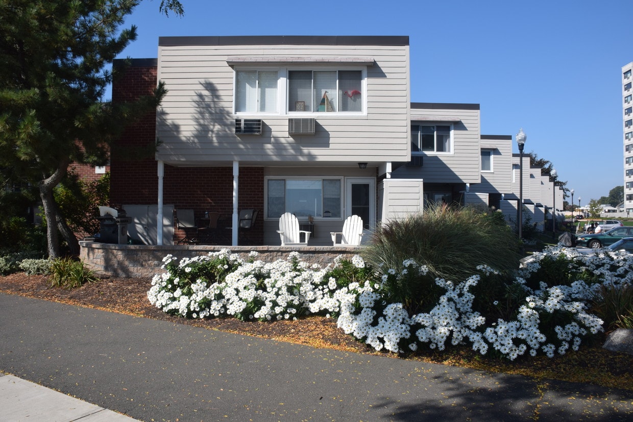 126 W Walk, West Haven, CT 06516 Condo for Rent in West Haven, CT
