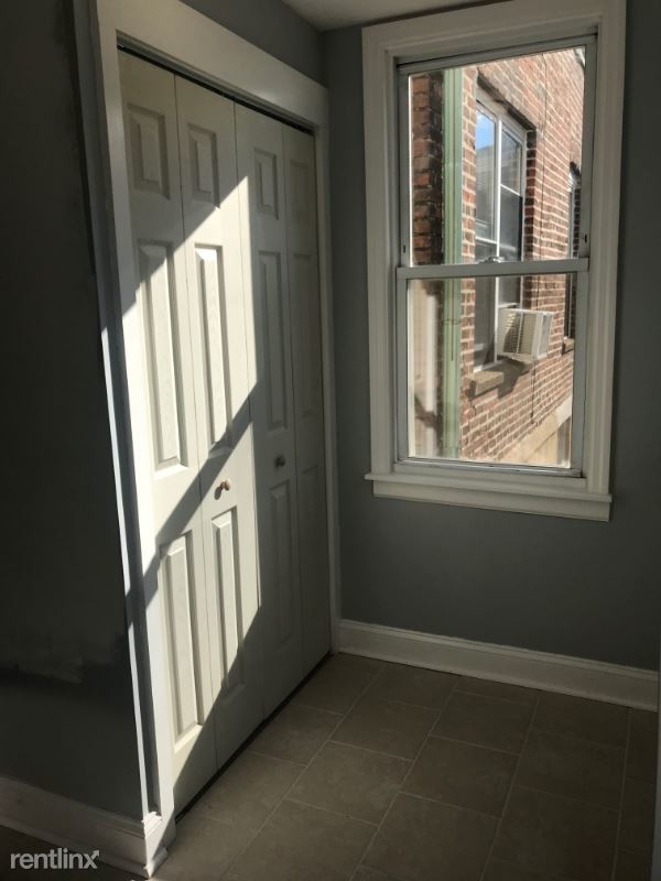 Building Photo - 3 br, 1 bath Apartment - 1965 Pilgrim Ave