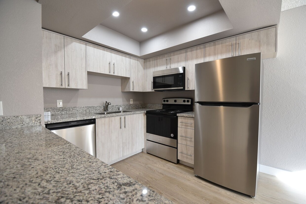 Foto principal - Stunningly remodeled 2-bedroom, 2-bath con...