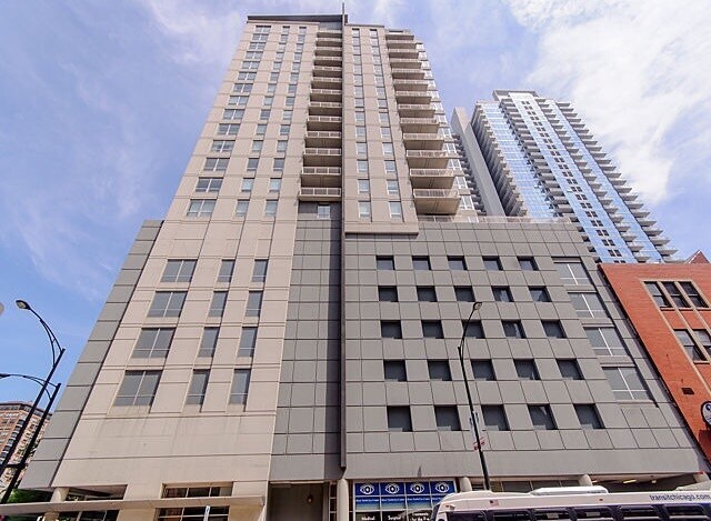 Foto principal - 330 W Grand Ave