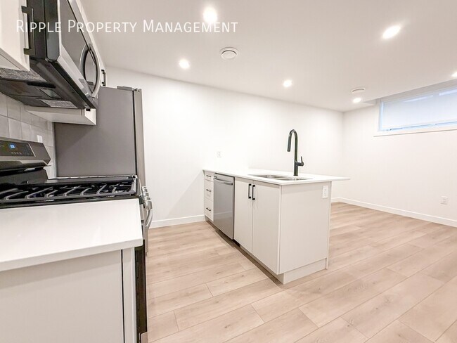 Photo du bâtiment - Modern 1 Beds, 1 Baths Basement/Lower | Av...