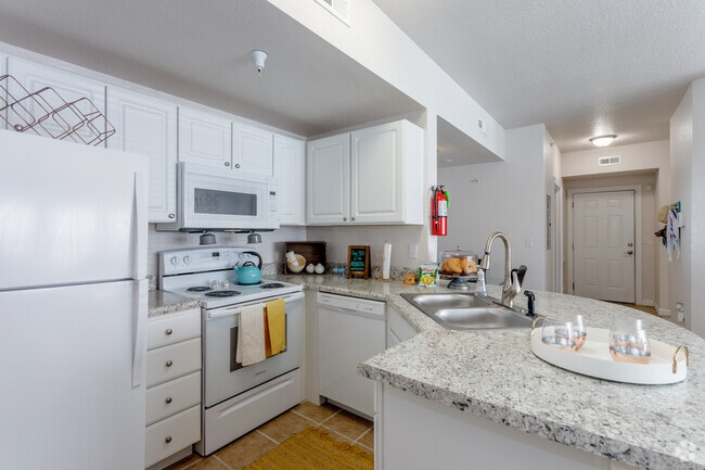 2BR, 2BA - 1012 SF - The Pointe on College