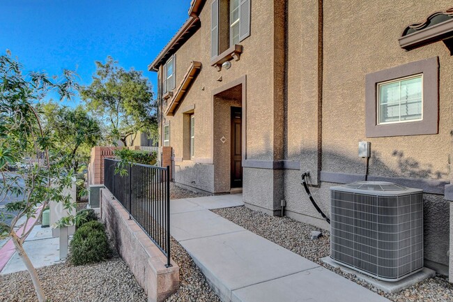 Building Photo - Gated KINGS HILL Community