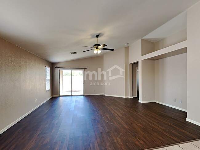 Foto del edificio - 7374 W Peppertree Ln