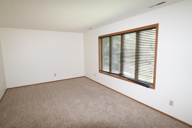 Building Photo - 830 Aldrich St S