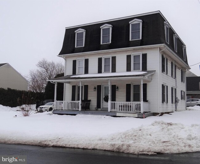 Building Photo - 574 Maple St