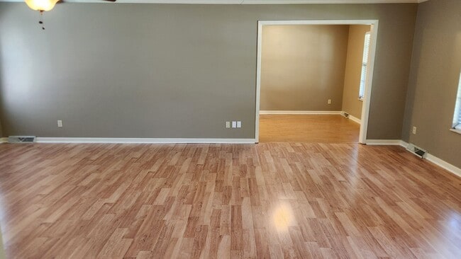 Building Photo - Maryville 37803 - 3 bedroom, 2 bath ranche...