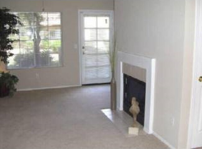 Foto del edificio - 9450 E Becker Ln