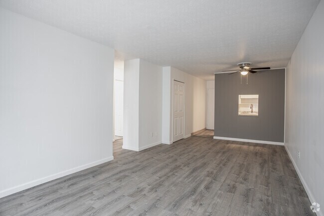 2HAB, 1BA - 770-900 ft² - Lakeside