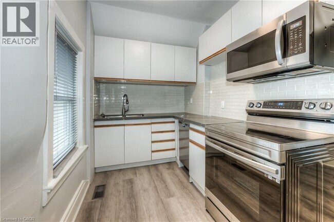 Photo du bâtiment - 313 Wellington St N