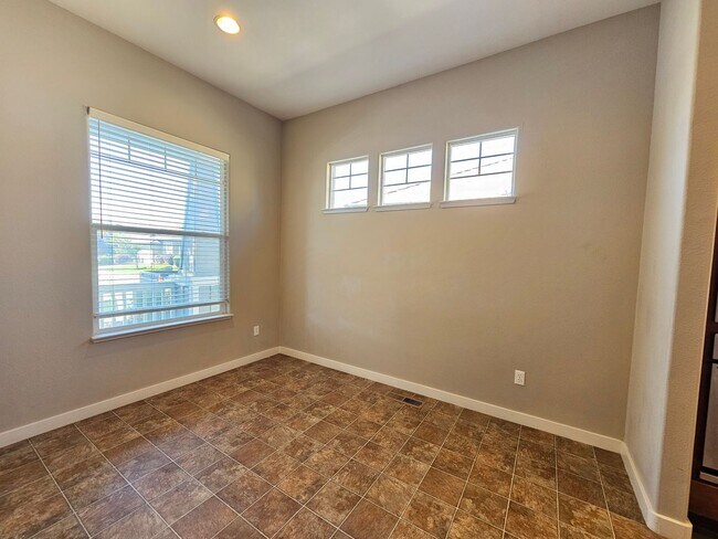 Foto del edificio - Gorgeous 4 Bedroom on Kiley Ranch