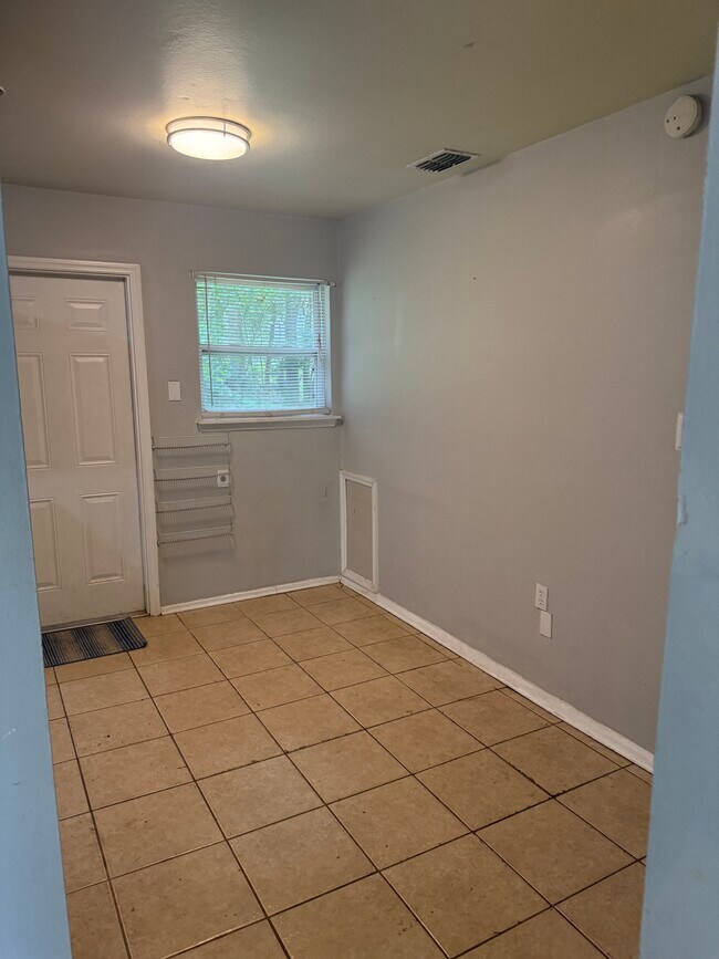 Zona de comedor junto a la cocina - 1907 Karen Ln