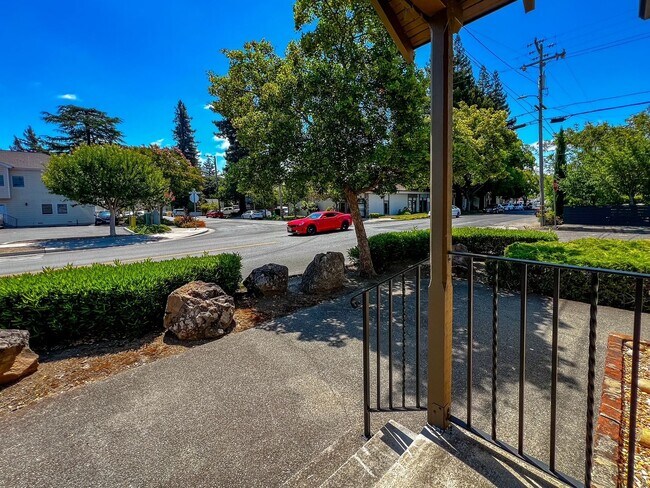 Foto del edificio - Charming 2 Bedroom, 1 Bathroom Home with Large Fenced Yard + Garage