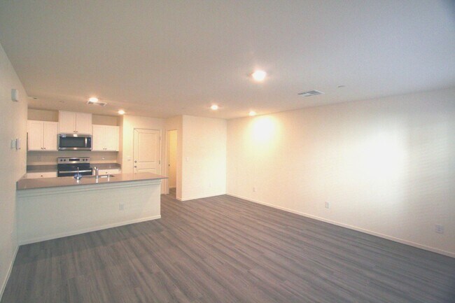 Foto del edificio - 1319 sq ft, 3 bedroom, 2 1/2 bath, 2 car t...