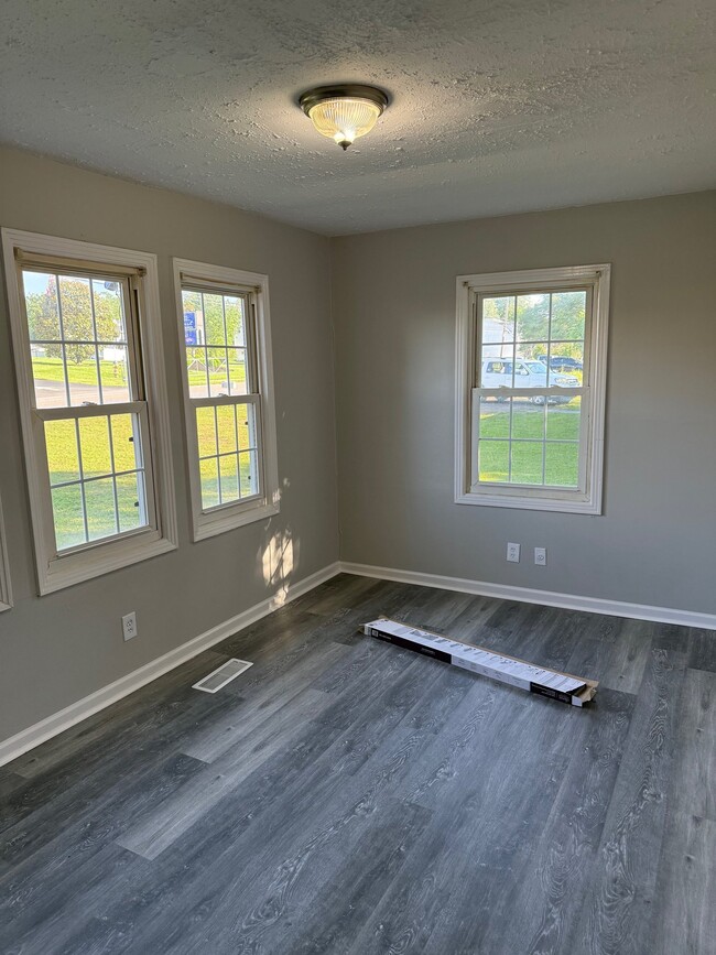 Building Photo - 409 Hazelwood Pike