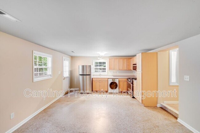 Building Photo - 2417 Laburnum Ave