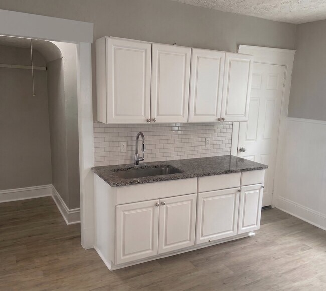 Foto del edificio - 3711 E 61st St