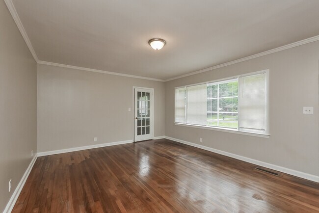 Building Photo - Cute renovated 2 bedroom, 1 bath bungalow