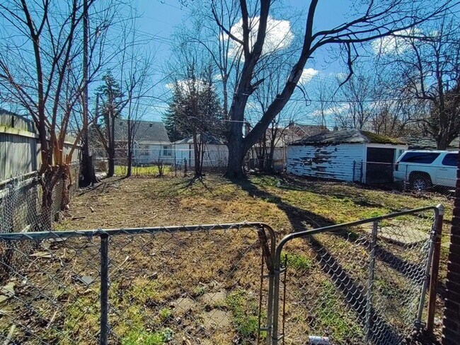 Foto del edificio - 3 bedroom 1 bath bungalow now available! -...