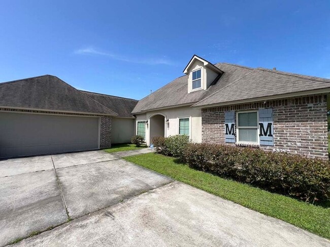 Building Photo - 18063 River Landing Dr