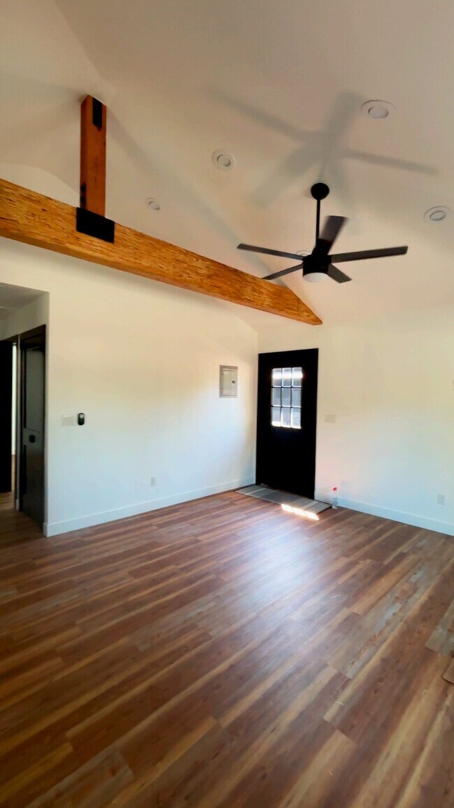Foto del edificio - 2425 N Bush St