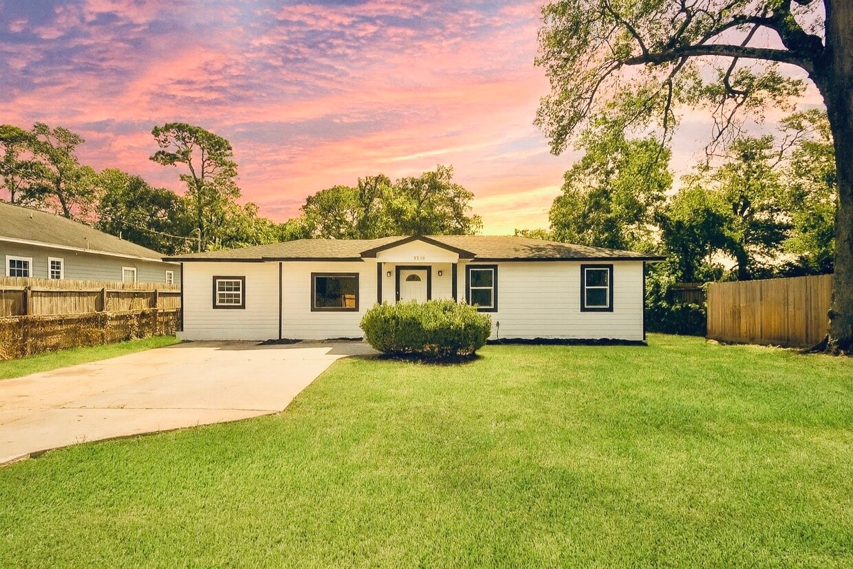 Primary Photo - 9230 Lanewood Dr