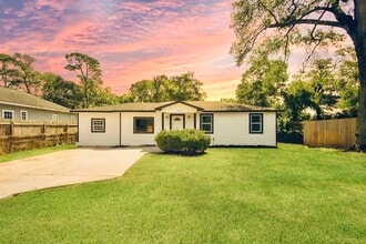 Building Photo - 9230 Lanewood Dr