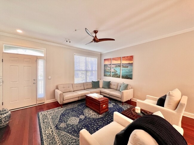 Foto del edificio - UPTOWN TOWNHOUSE!