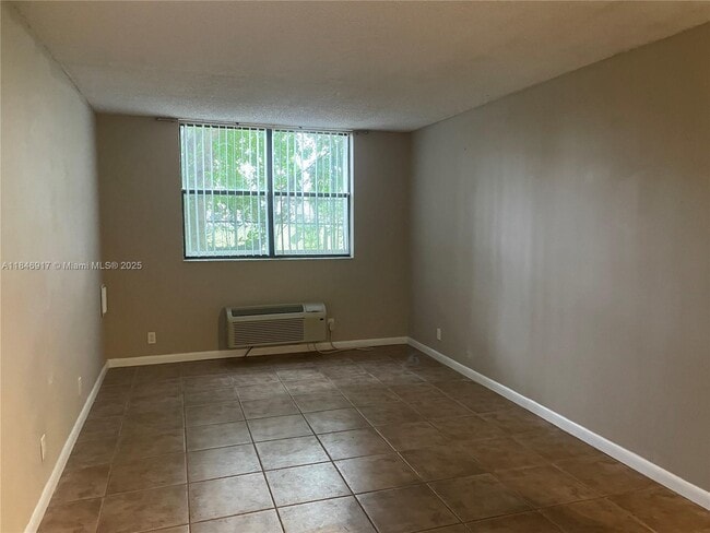 Foto del edificio - 2401 Riverside Dr