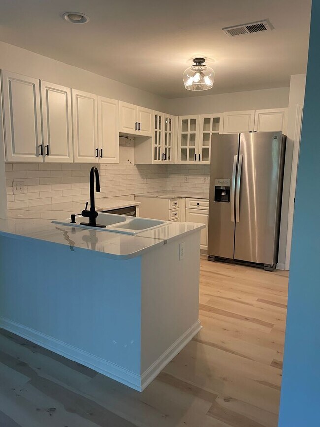 Foto del edificio - Spacious 2 Bedroom Luxury Condo with Pool Access – Wilmington, NC