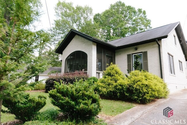 Building Photo - 446 Morton Ave