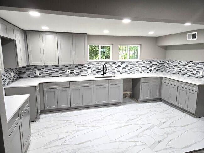 Building Photo - 412 Azalea Dr