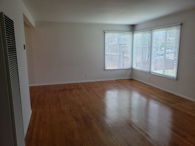 Foto del edificio - 16516 Firmona Ave
