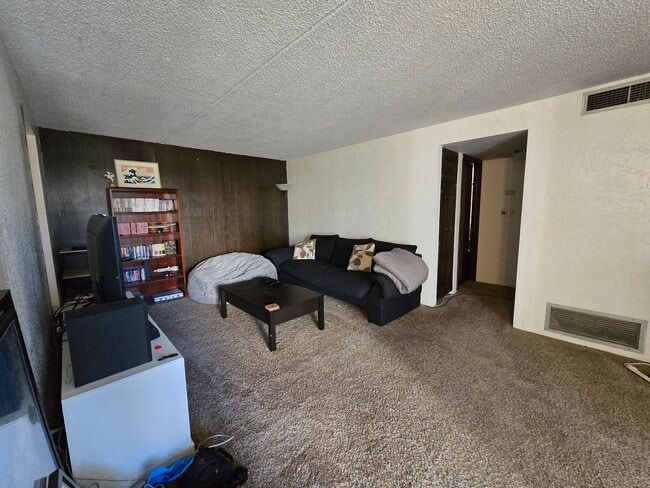 Building Photo - Spanish Towers 2 Bedroom Unit In Secured B...