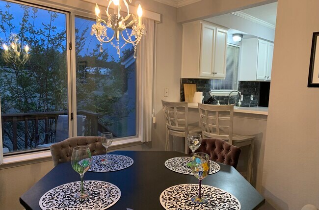 Dining room- breakfast bar - 2004 Lakeland Dr