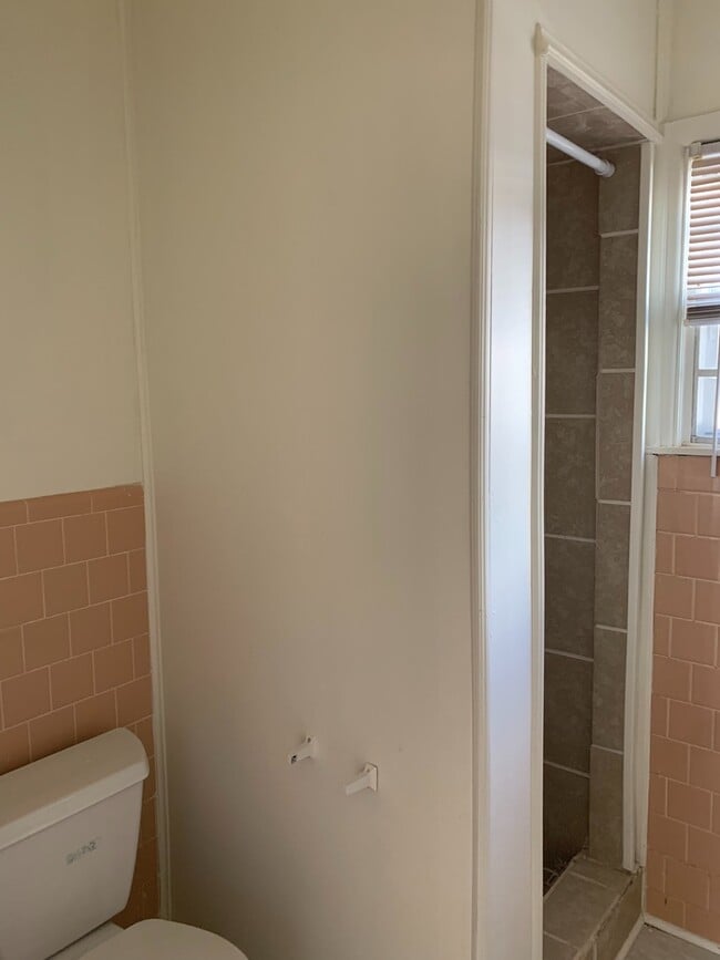 Building Photo - 3/2 fence yard kilgore pet friendly