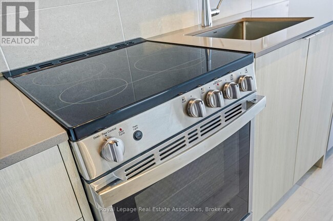 Building Photo - 2088 James St